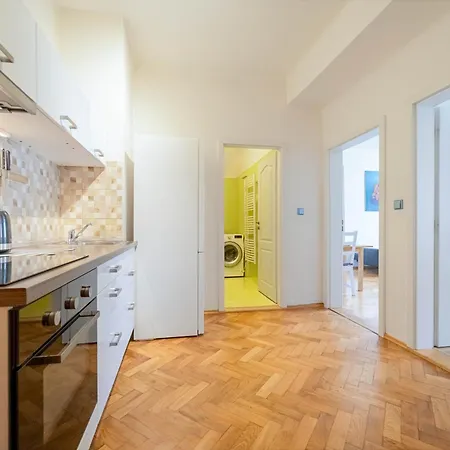 Spacious Central Budget-friendly By Rentez Apartment *